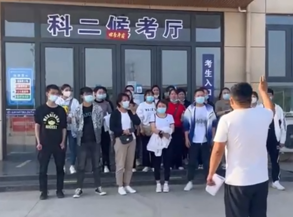 過了  過了  過了  我們拿到駕照了